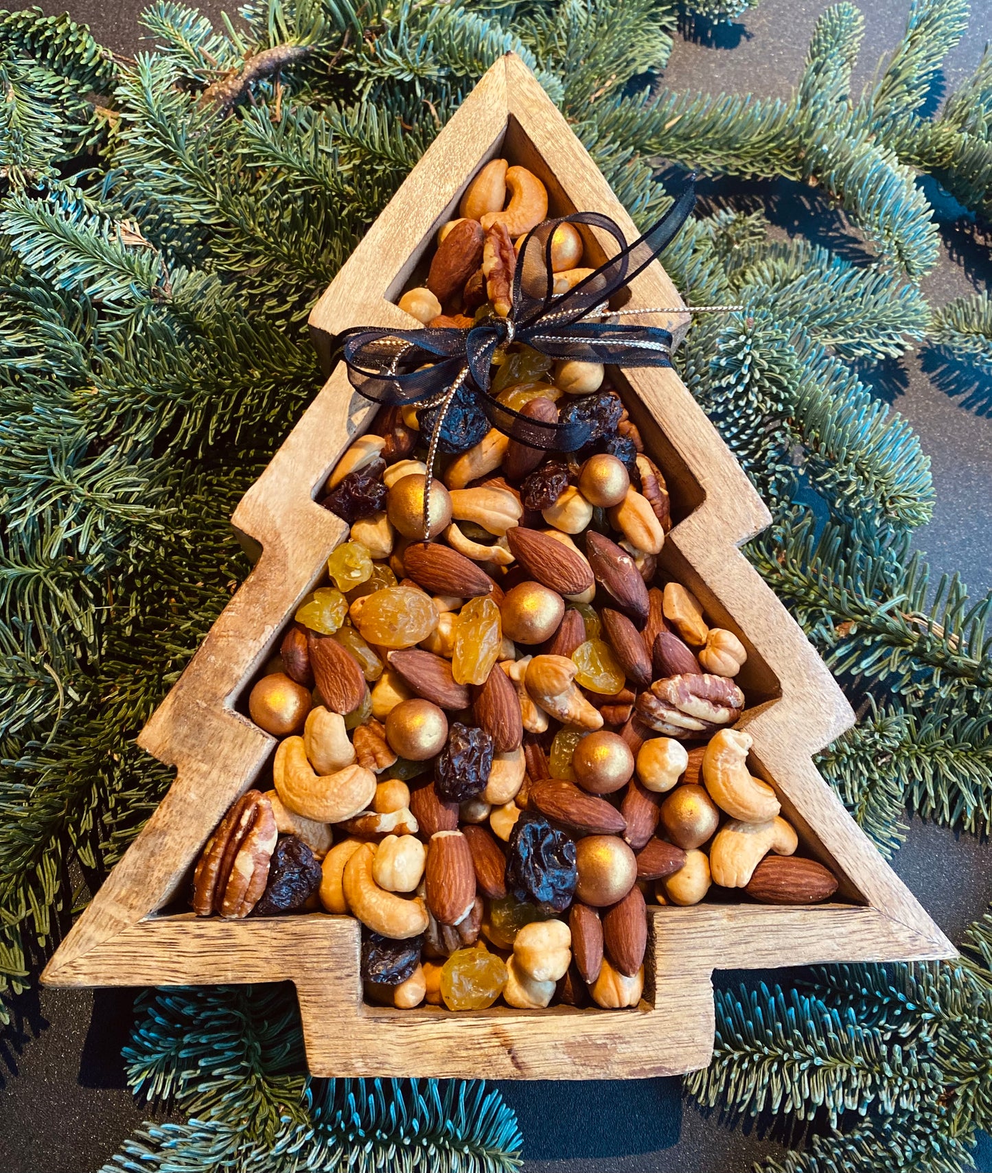 Houten kerstboom gevuld met noten